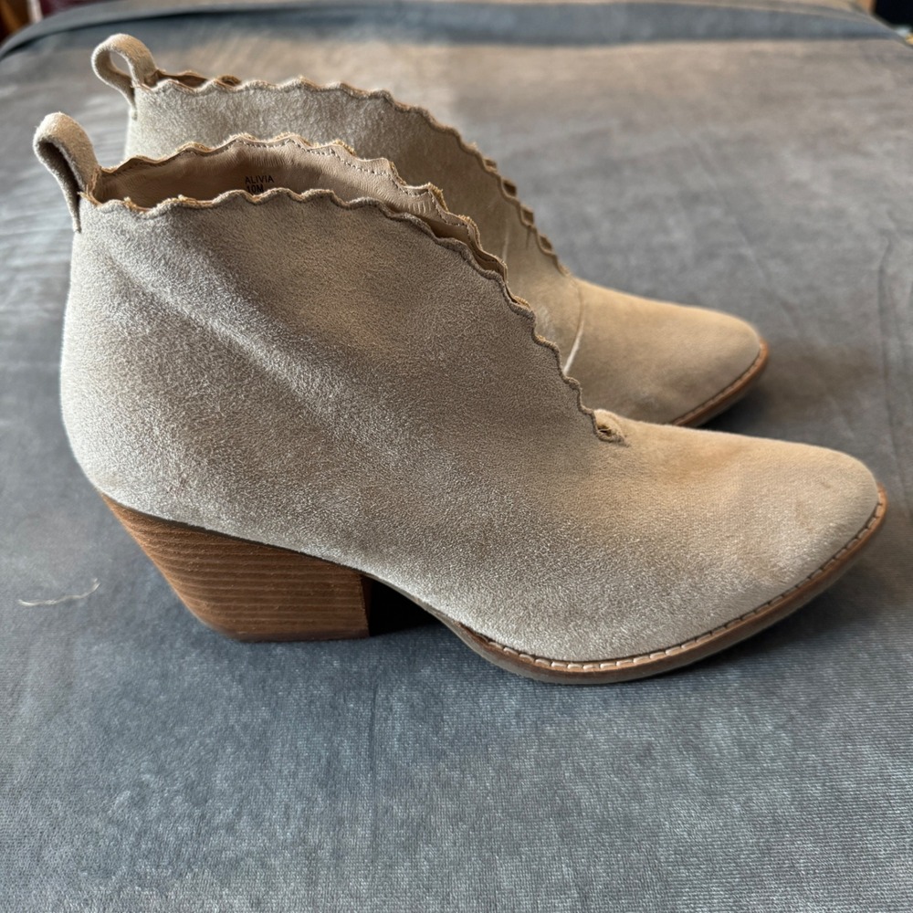 Coconuts Matisse Womens Alivia Bootie 10M Taupe Scalloped V-Cut Boho Ankle Boot